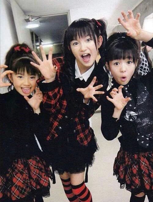 BABYMETAL como Heavy Music Club de Sakura Gakuin en 2010-2011, foto grupal de Suzuka Nakamoto, Yui Mizuno y Moa Kikuchi en traje escolar idol
