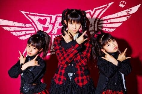 BABYMETAL en el videoclip de Doki Doki Morning 2011, las tres integrantes con trajes coloridos de idol metal