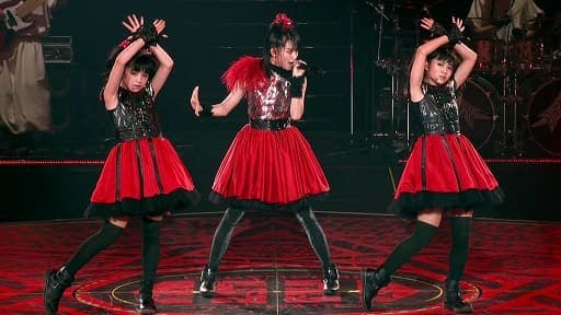 BABYMETAL en el Nippon Budokan de Tokio en marzo 2014, noches Red Night y Black Night, escenario lleno de pirotecnia y efectos visuales