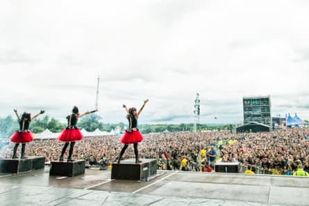 BABYMETAL en el escenario de Sonisphere UK en julio 2014, ante una multitud de fans metaleros británicos que terminaron rindiendo