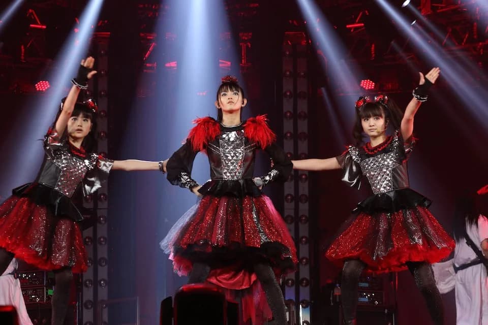 BABYMETAL en el Tokyo Dome 2016 ante más de 100.000 personas en dos noches, con el estadio completamente lleno y producción monumental