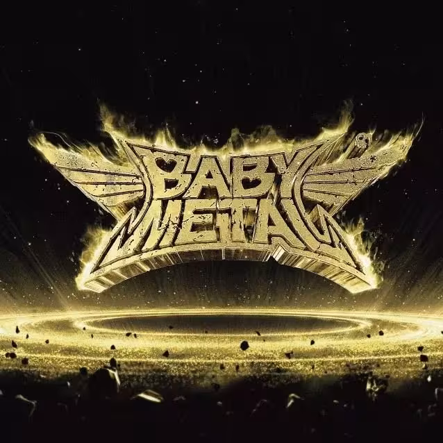 Portada del álbum Metal Resistance de BABYMETAL 2016, con las tres integrantes con trajes militarizados y estética oscura