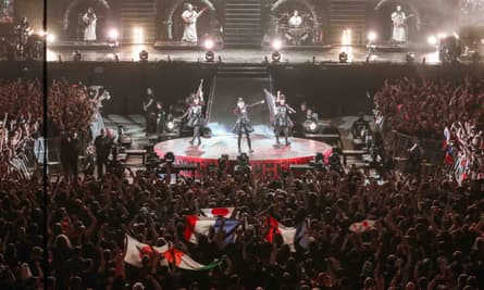 BABYMETAL en el escenario de Wembley Arena en Londres en abril 2016, con el estadio lleno y producción de luces espectacular