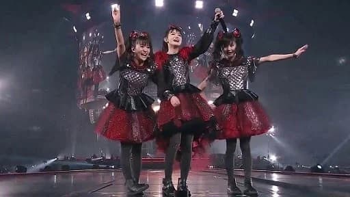Vista panorámica del Tokyo Dome completamente lleno durante los shows de BABYMETAL en 2016, con el público usando luces y el estadio iluminado