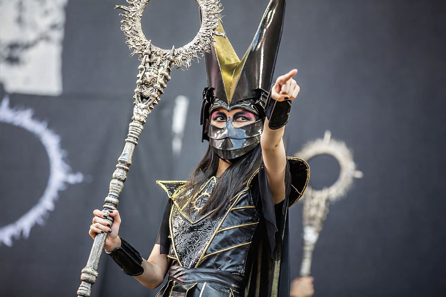 BABYMETAL durante la era The Chosen Seven en 2018, con estética oscura y militarizada, SU-METAL y MOAMETAL con trajes negros y plateados