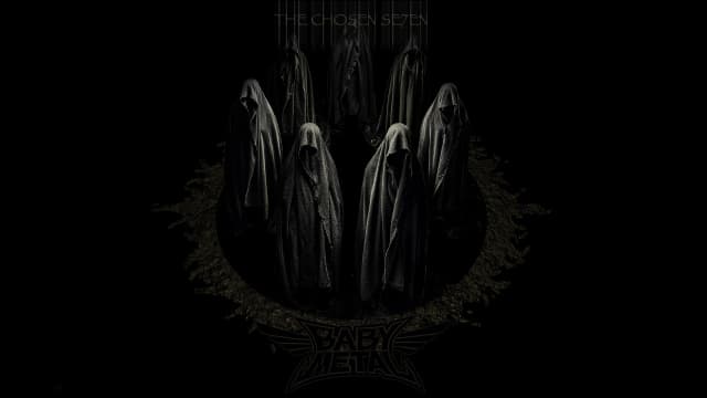 BABYMETAL durante la era The Chosen Seven en 2018, SU-METAL y MOAMETAL con trajes negros militarizados junto a las bailarinas del concepto, estética oscura y ritualizada