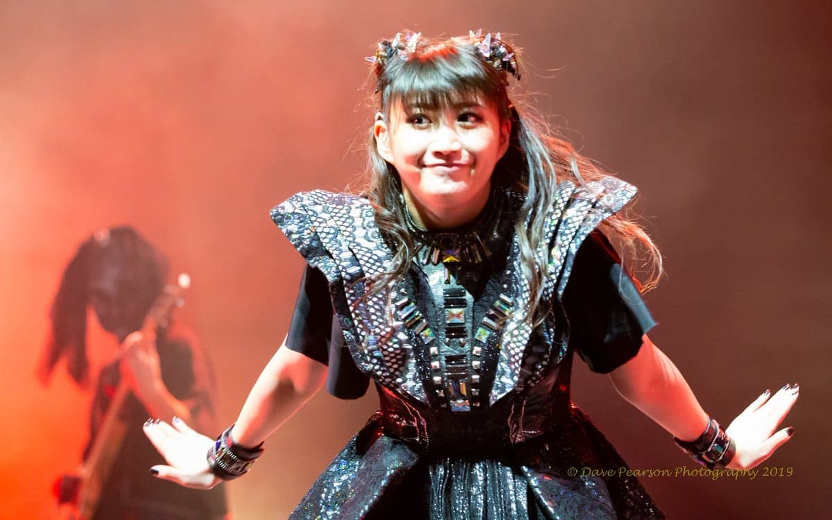 BABYMETAL con las Avengers en shows de 2019-2022, incluyendo Momoko Okazaki, Riho Sayashi y Kano Fujihira rotando en la tercera posición del trío