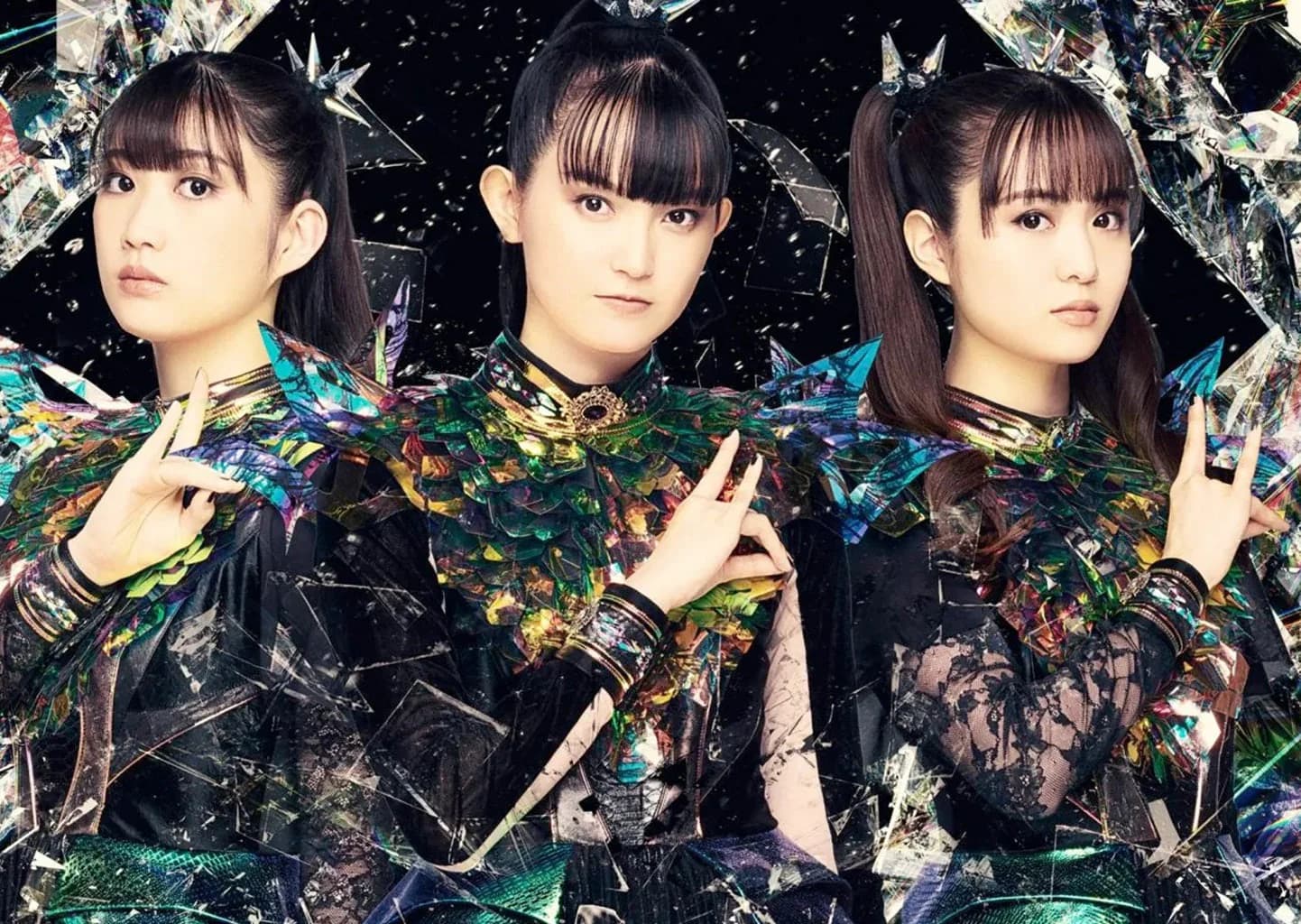 BABYMETAL en la era Metal Forth 2023-2026, el nuevo trío con SU-METAL, MOAMETAL y MOMOMETAL en el escenario con estética dorada y oscura
