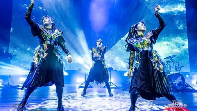 BABYMETAL como nuevo trío estable en 2023: SU-METAL, MOAMETAL y MOMOMETAL posando juntas en sesión fotográfica oficial