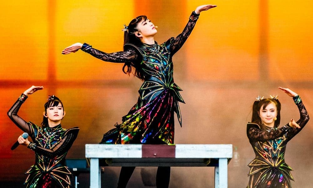 BABYMETAL en gira The Other One World Tour 2024, era Metal Forth, el trío en el escenario con producción de luces de gran escala
