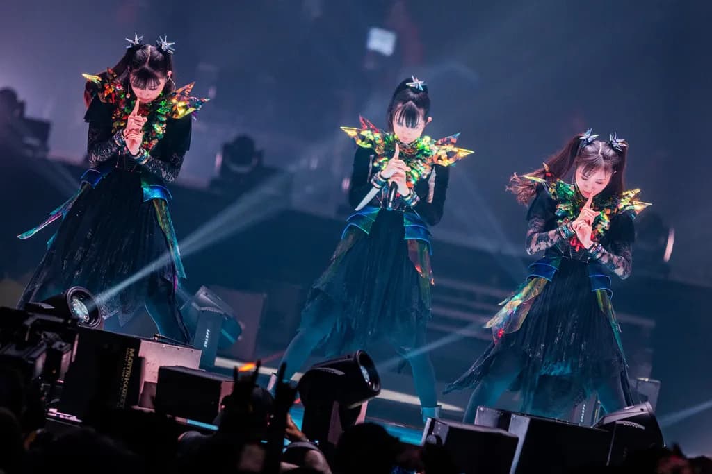 SU-METAL, MOAMETAL y MOMOMETAL en el escenario en la era actual, retrato del trío en actuación en vivo