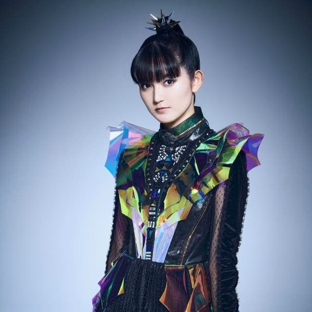 SU-METAL en distintas etapas de su carrera mostrando su evolución como frontwoman, desde los inicios juveniles hasta la madurez escénica actual